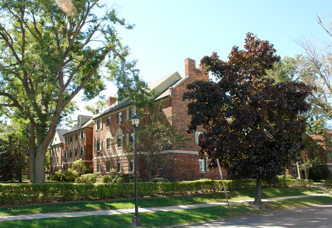 Canterbury Court Apartments