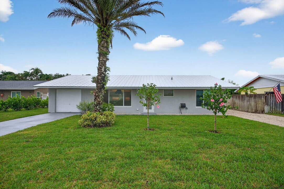 8776 SE Sandy Ln in Hobe Sound, FL - Building Photo