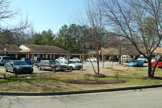 Hollybrook Apartments in Richmond, VA - Foto de edificio - Building Photo