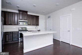 13382 Arrowbrook Centre Dr in Herndon, VA - Building Photo - Building Photo