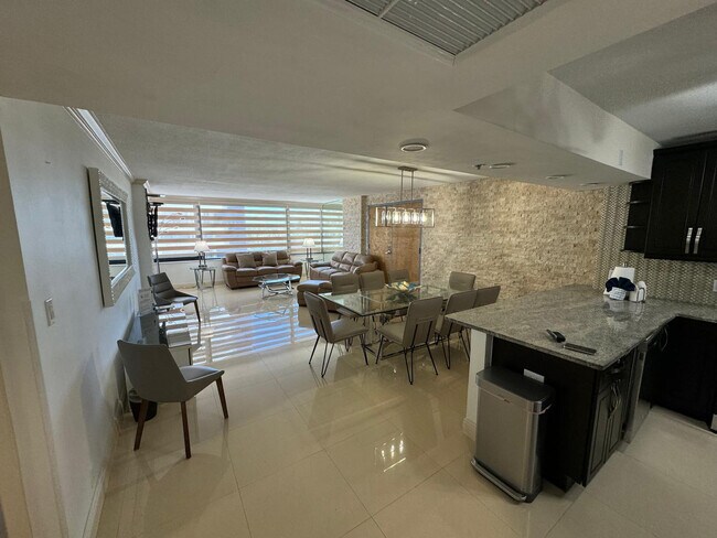 5225 Collins Ave in Miami, FL - Building Photo - Building Photo