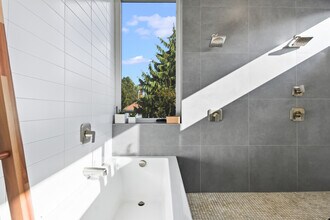 2824 SE 18th Ave in Portland, OR - Building Photo - Building Photo