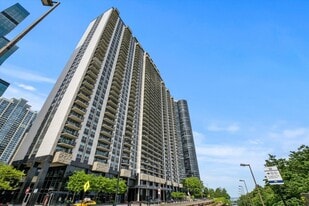 400 E Randolph St in Chicago, IL - Building Photo