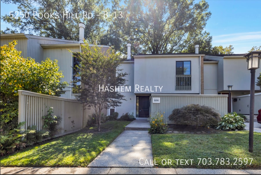 5250 Pooks Hill Rd in Bethesda, MD - Building Photo