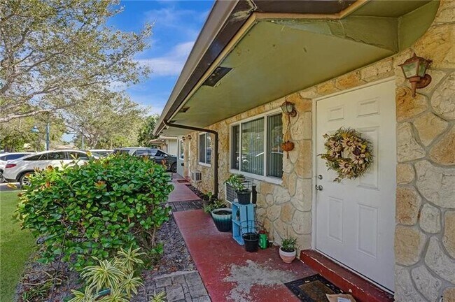 2170 NE 44th St in Lighthouse Point, FL - Foto de edificio - Building Photo