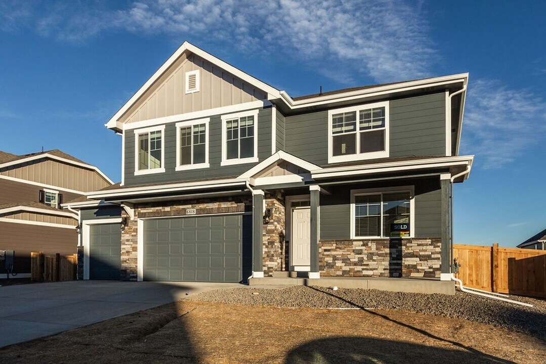 6818 Gtwy Xing St in Wellington, CO - Building Photo