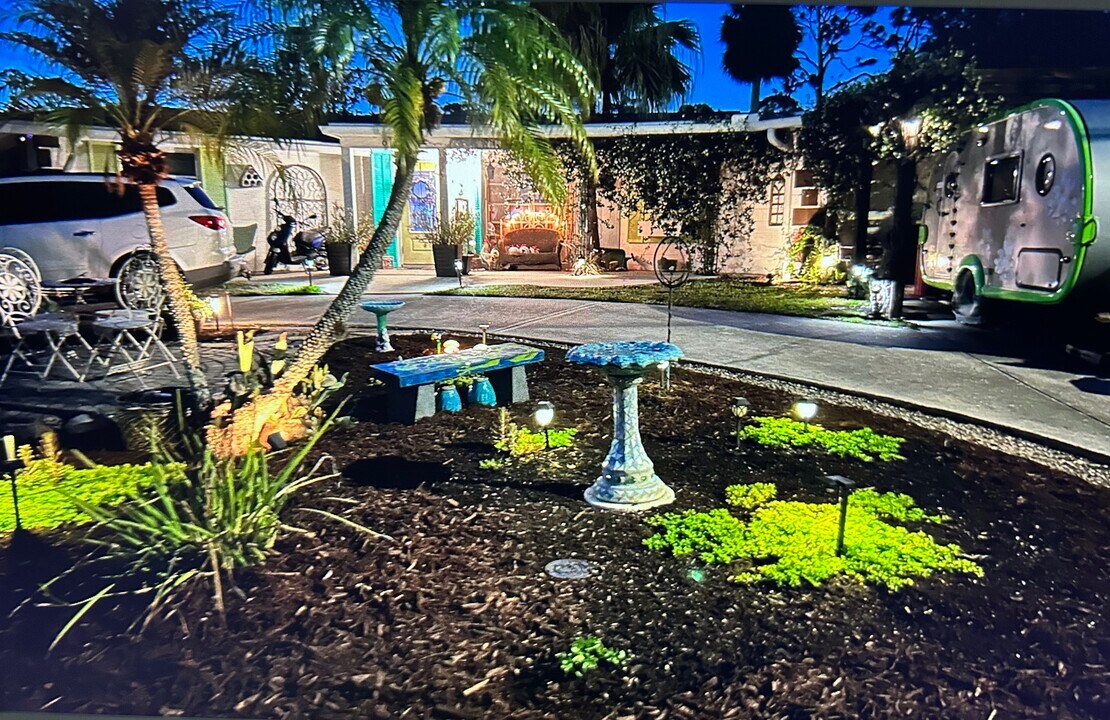 6125 Rockefeller Ave in Sarasota, FL - Building Photo