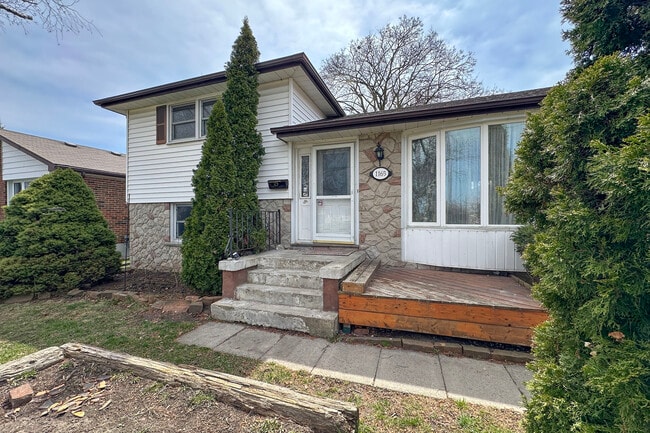 property at 1165 Ridgecrest Ave