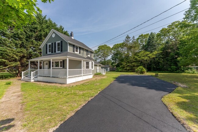 48 Grove St in Sayville, NY - Building Photo - Building Photo
