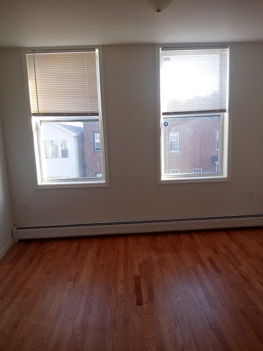 320 Forrest St in Jersey City, NJ - Building Photo