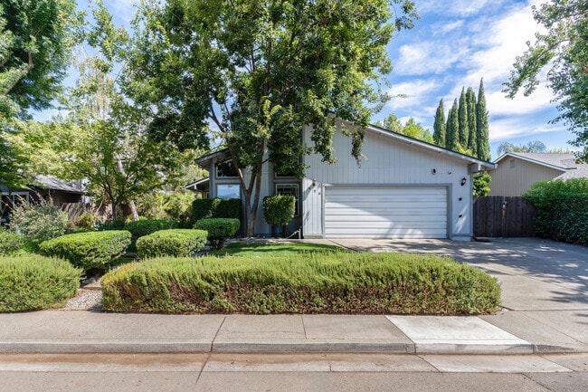 property at 920 N Lincoln St