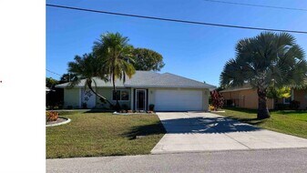 293 Broadmoor Ln in Rotonda West, FL - Building Photo