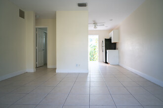 4905 N Flagler Dr in West Palm Beach, FL - Building Photo - Interior Photo