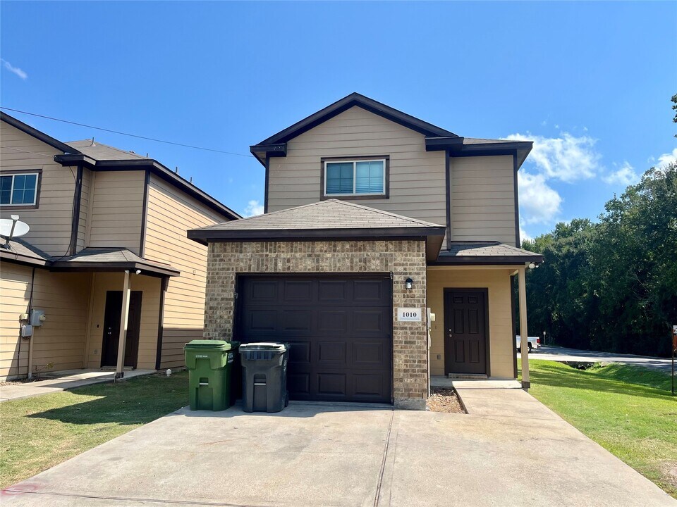 1010 N Colbert St in Dayton, TX - Building Photo