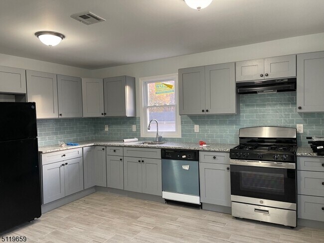 95 S Munn Ave-Unit -3 in Newark, NJ - Building Photo - Building Photo