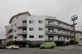 Melba Lake Apartments in Oakland, CA - Building Photo - Building Photo