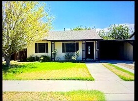 1926 W Adams St in Pecos, TX - Building Photo