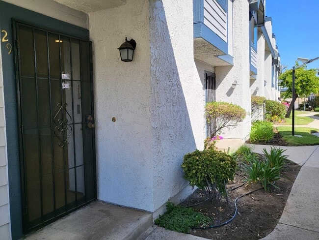 19231 Sherman Way in Reseda, CA - Foto de edificio - Building Photo