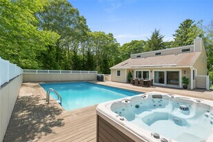 60 Quogue Riverhead Rd in Quogue, NY - Building Photo