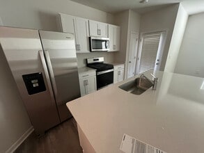 Room in Townhome on Starlight St in Sanford, NC - Building Photo - Building Photo