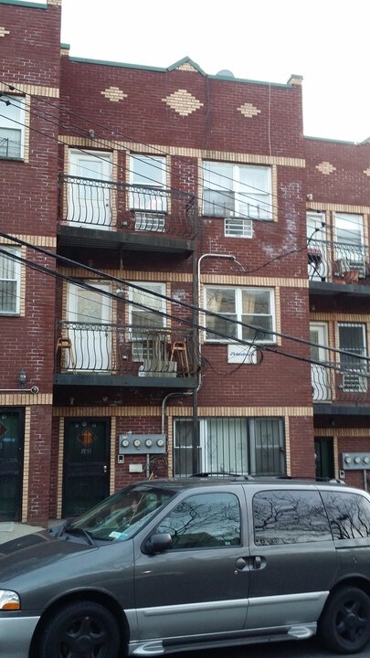182 W 168th St in Bronx, NY - Building Photo