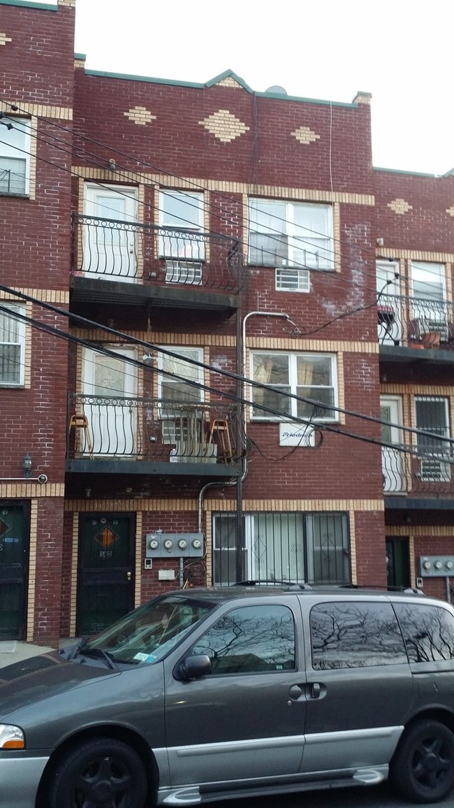 182 W 168th St