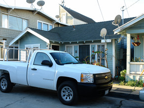 417 E Bay Ave in Newport Beach, CA - Building Photo - Building Photo