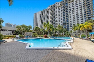 18151 NE 31st Ct, Unit 707 in Aventura, FL - Foto de edificio - Building Photo