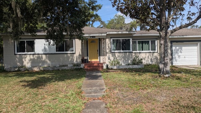 property at 215 S Elm Rd