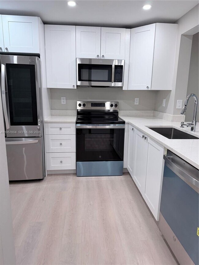 2324 S Cypress Bend Dr in Pompano Beach, FL - Building Photo - Building Photo