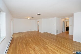 20-30-30 Ridge Rd, Unit A8 in Ridgewood, NJ - Foto de edificio - Building Photo