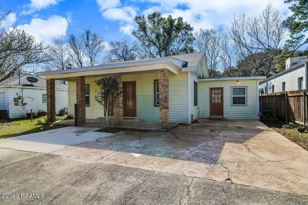 757 St Thomas St in Lafayette, LA - Foto de edificio