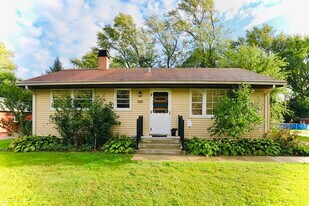 423 Lawrence Ave in Grayslake, IL - Building Photo