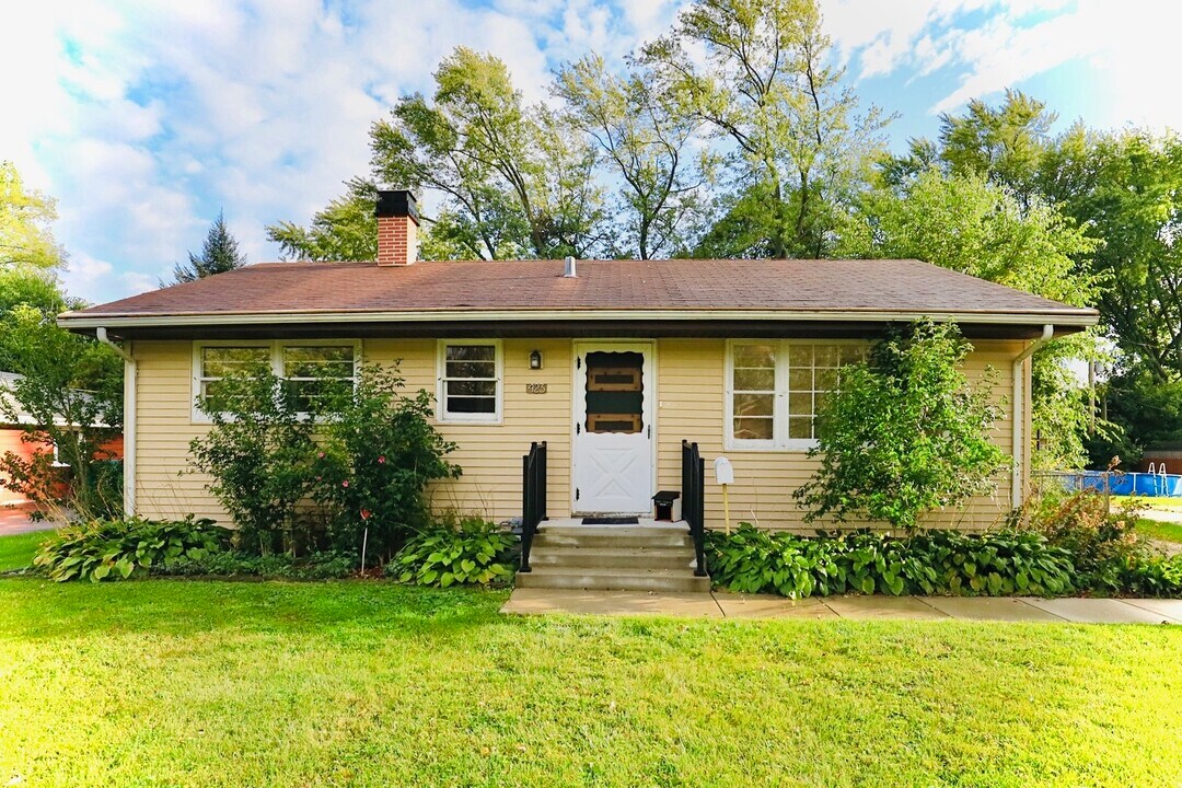 423 Lawrence Ave in Grayslake, IL - Building Photo