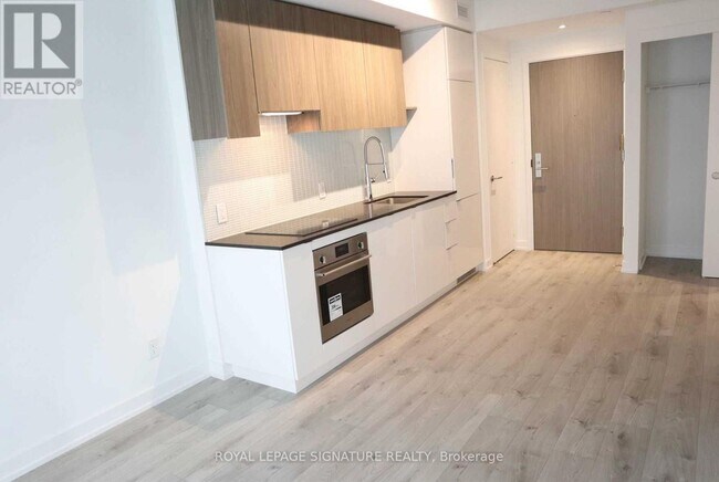 161 Roehampton Ave in Toronto, ON - Building Photo - Building Photo