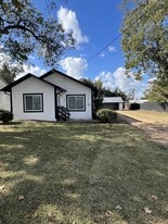 1105 N Rusk St in Wharton, TX - Building Photo