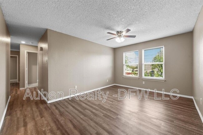 319 SE 3rd St in Grand Prairie, TX - Foto de edificio - Building Photo