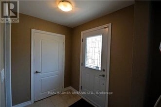 710 Sunnypoint Dr in Newmarket, ON - Building Photo - Building Photo