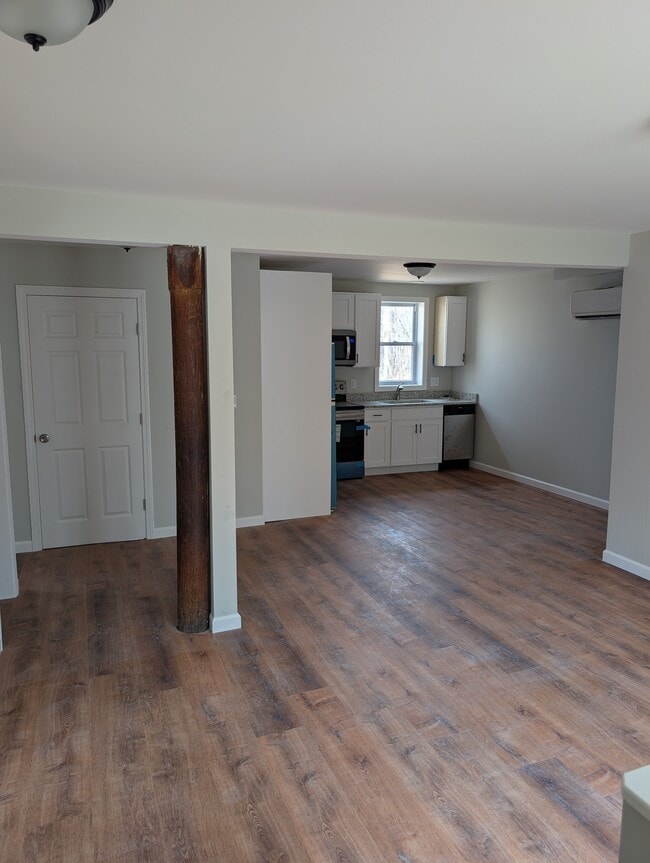 429 Tolland Turnpike, Unit 1 in Willington, CT - Foto de edificio - Building Photo