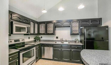 745 Stoney Creek Ave in Baton Rouge, LA - Foto de edificio - Building Photo