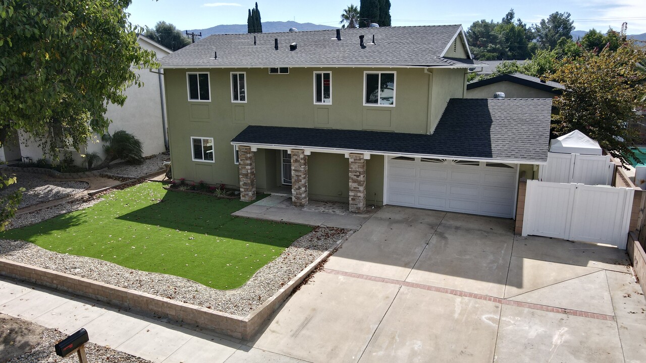 2104 Elizondo Ave in Simi Valley, CA - Building Photo