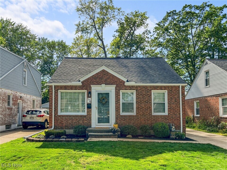 574 Huntmere Dr in Bay Village, OH - Building Photo