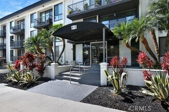 1351 N Crescent Heights Blvd in West Hollywood, CA - Foto de edificio - Building Photo