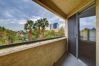230 E Flamingo Rd in Las Vegas, NV - Building Photo - Building Photo
