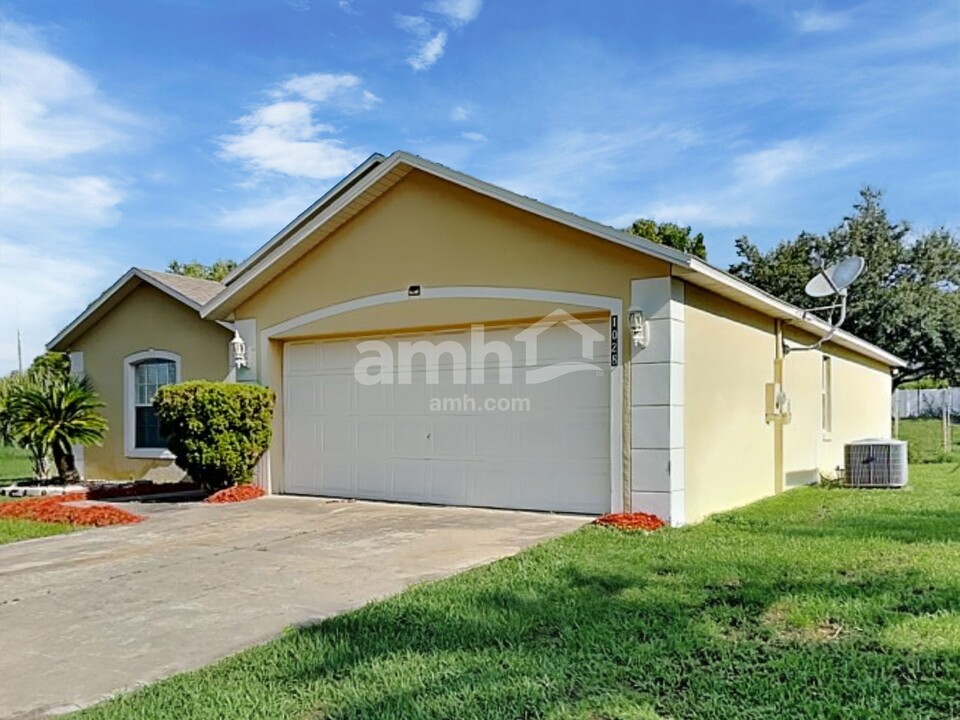 1028 Chelsea Parc Dr in Minneola, FL - Foto de edificio