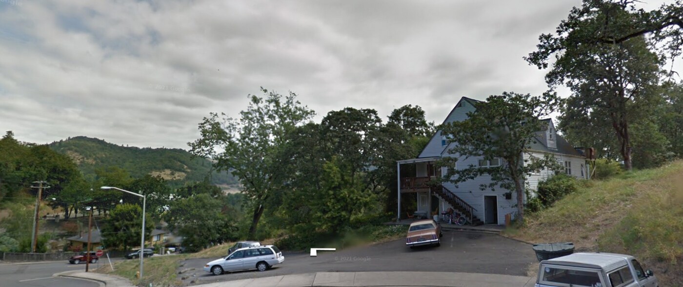 459-459 SE Dos Gatos Ct in Roseburg, OR - Building Photo