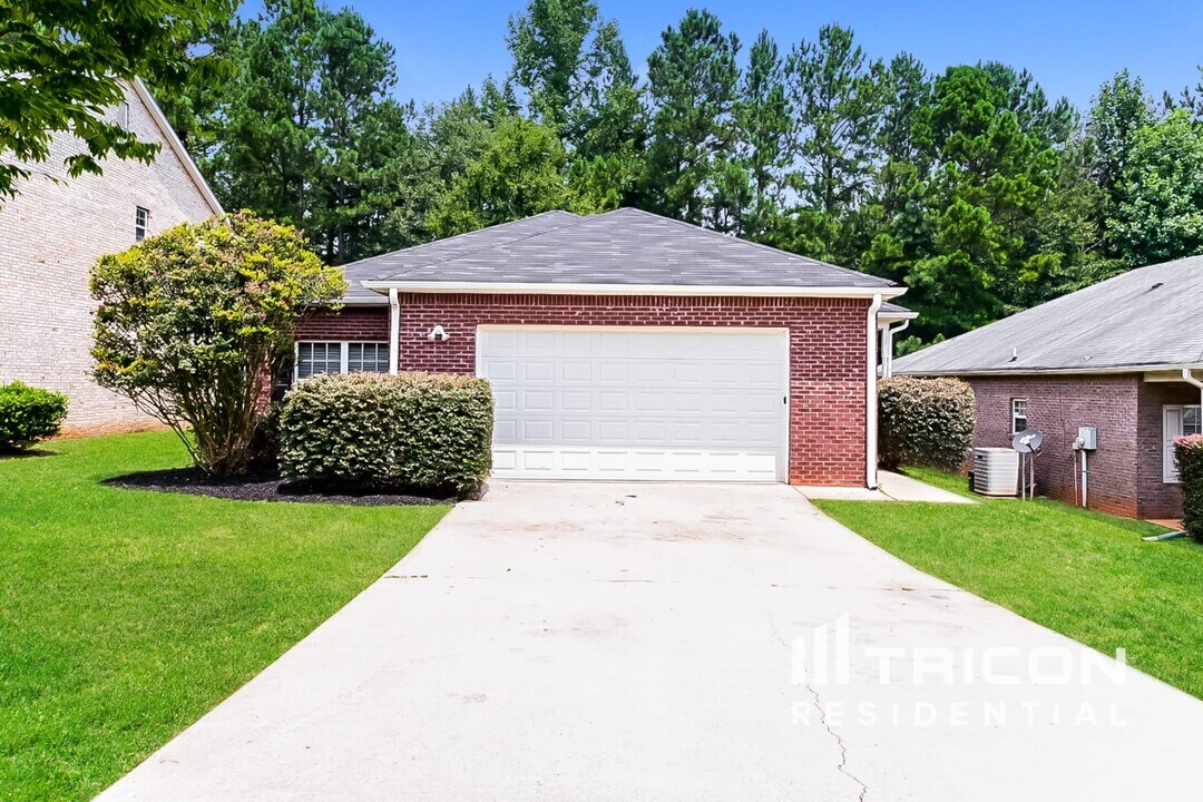 120 Astilbe Meadow Dr in Locust Grove, GA - Foto de edificio