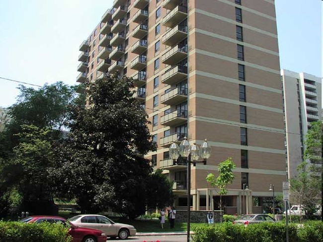 Heathmuir Tower in Toronto, ON - Building Photo - Building Photo