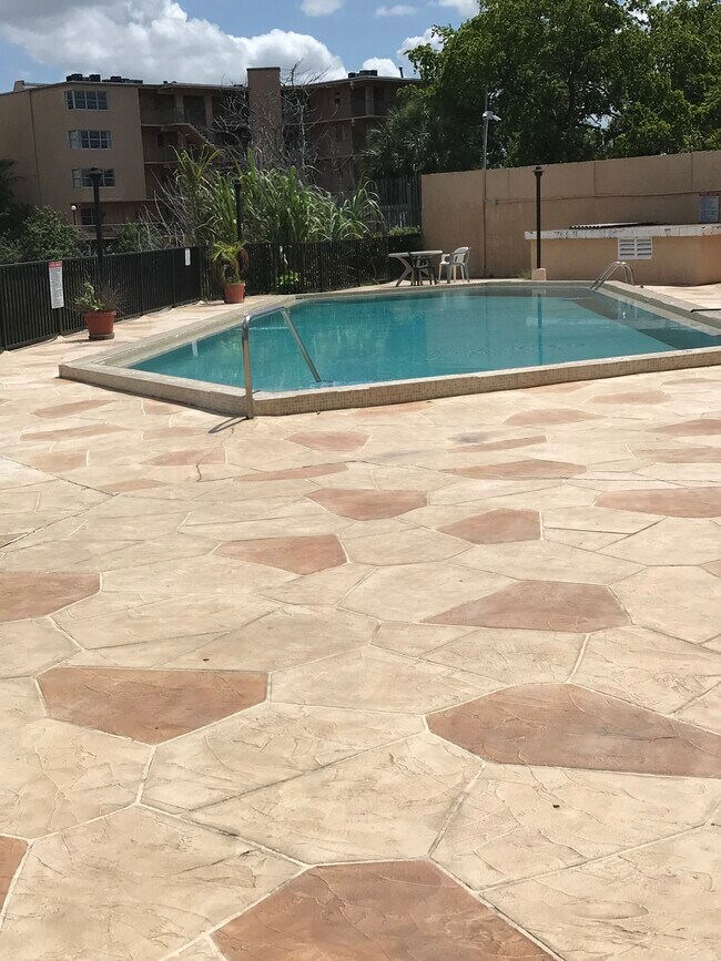 1335 W 68th St, Unit 302 in Hialeah, FL - Building Photo - Building Photo