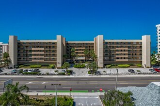 Surfside South Condominiums in Madeira Beach, FL - Foto de edificio - Building Photo